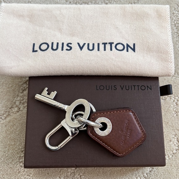 AUTHENTIC LOUIS VUITTON Bag Charm & Key Holder - Picture 3 of 3